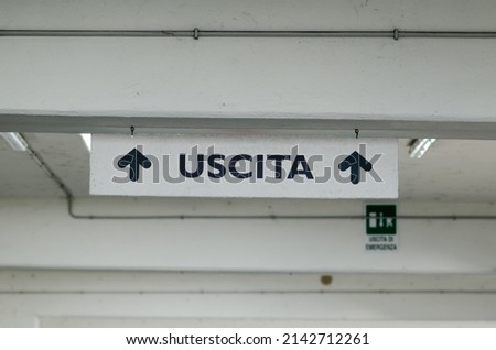 exit indication, with direction arrows, written in Italian.