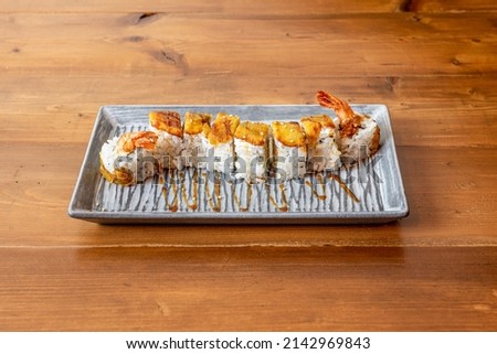 The Dragon roll is one of the most popular types of sushi that is cooked in the form of uramaki, that is, it is characterized by presenting the rice on the outside
