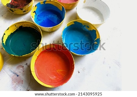 The mixed colors in the palette are placed on a white background ,topvieaw