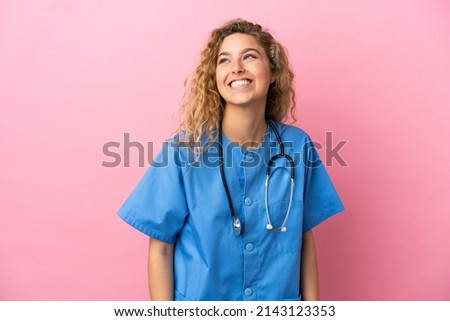 Young surgeon doctor woman isolated on pink background thinking an idea while looking up