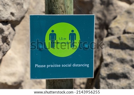 Sign indicating that people must social distance with a distance of 1.5 meter between them 