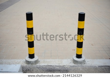 Yellow and black steel poles Reduce the risk of accidents because there are no pillars to protect the dangerous area from collisions of cars