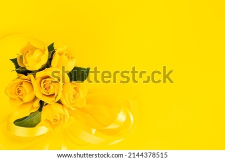 Bouquet of yellow roses, congratulatory card