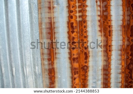 The galvanized sheet rusted in a straight line.