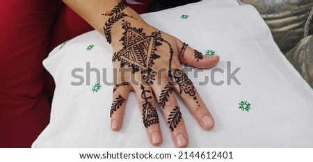 Henna is an ancestral tradition in Morocco that magnifies women in different moments of their lives. It is traditionally mainly used for beauty