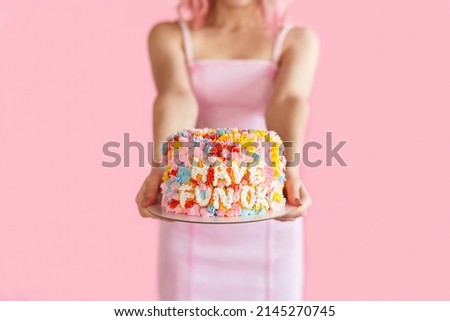 birthday cake design in woman hands