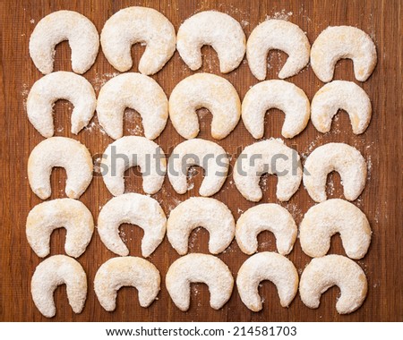 25 vanilla crescents on wooden board