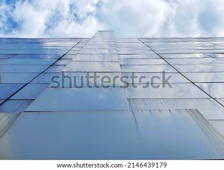 Low angle photograph of city buildings,The perspective of the picture makes it interesting, selective focus.