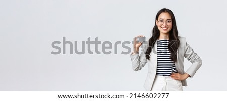 Business, finance and employment, finance concept. Professional bank clerk, businesswoman showing credit card and recommend platinum banking account for entrepreneurs
