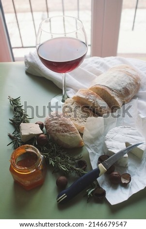 Красное вино с закуской из хлеба чиабатта, сыр с бело