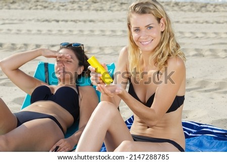 picture of woman putting sun lotion