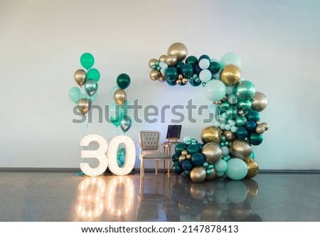 Festive photo zone with the number 30. Beautiful balloon decor.