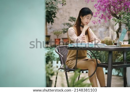 Asian girls work in the courtyard
