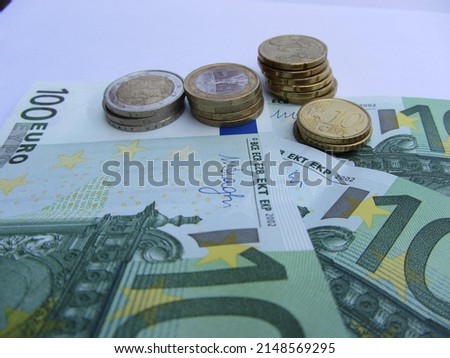 A picture of a group of European hard currency And a group of sharks