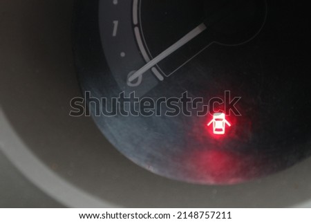 The red warning light on the car door does not open and close completely.