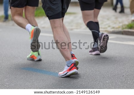 legs of a group of marathon runners
