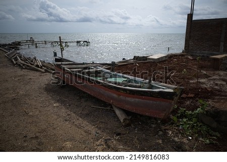 the shape of a simple fishing boat