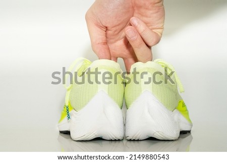 hand pick running shoes for start exercising