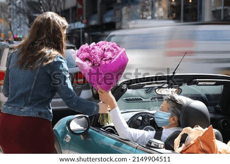 Man giving a woman a bouquet of flowers
