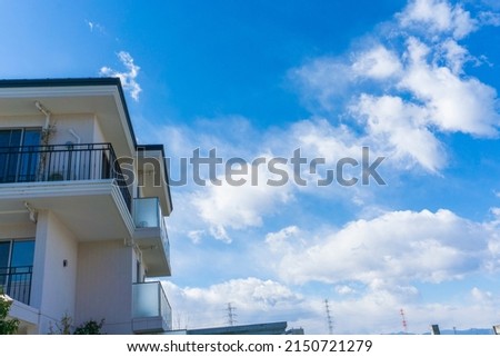 The appearance of the condominium and the refreshing blue sky scenery