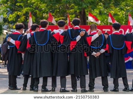 graduation ceremony of students Wearing Mortarboard at graduation ceremony from behind