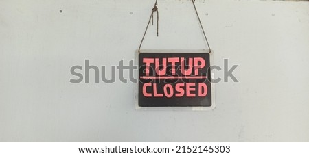 a hanging board that says close on a white background