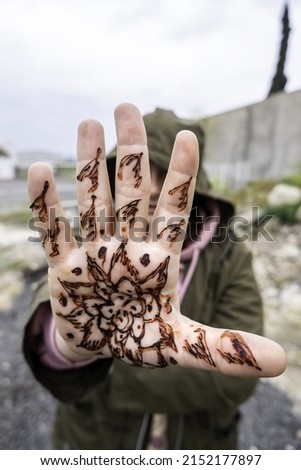 Detail of arabic decoration on the hands, temporary tattoo