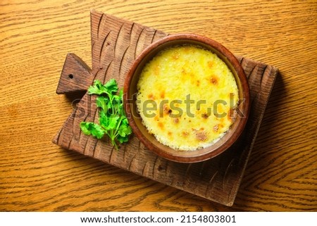 Typical American macaroni and cheese on a wooden table. in pottery