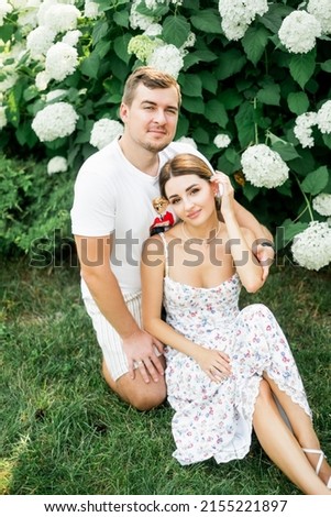 Hydrangea couple smiling white dress and shirt summer (authoring photo) 