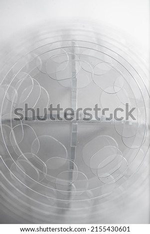 Transparent showcase from plexiglass support for goods