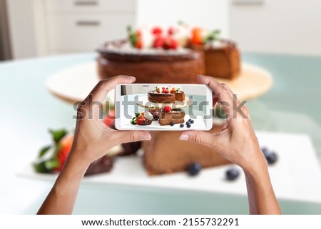 hands taking a picture of a cheesecake