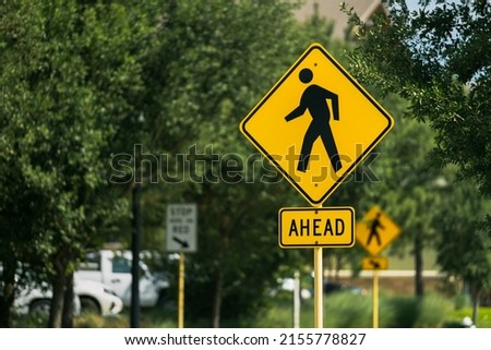 pedestrian sign to cross the street