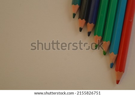 colored pencil or crayon object that serves to color the image, which is arranged on a white background, negative space