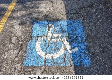 Alter Behinderten Parkplatz auf dem Asphalt gemalen.