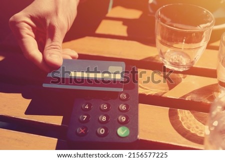 contactless payment in the cafe