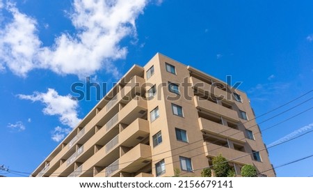 The appearance of the condominium and the refreshing blue sky scenery