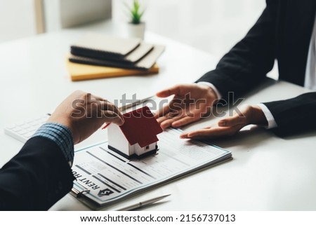 Buyers and real estate agents have agreed to buy and sell by holding hands to rent or buy a house after the documents have been signed within the office.