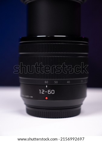 Zoom lens with extended front lens 