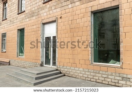 entrance of empty premises for commercial use as an office or shop
