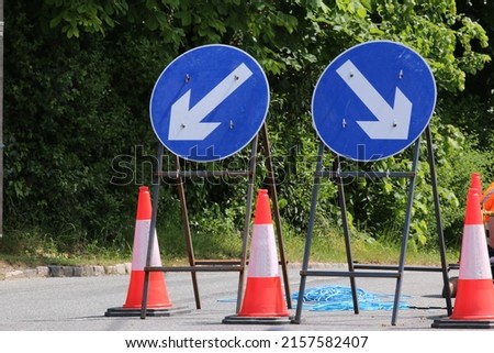 Traffic direction arrows at road works 