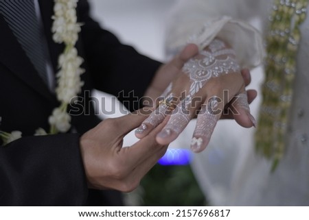 The procession of placing a gold ring for the bride
