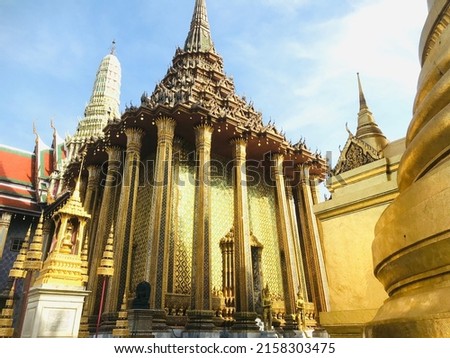 Beautiful and amazing art decoration in the grandpalece and the temple of the emeraldbuddha(Wat Phra Kaew) famous Landmark in Bangkok, Thai people like to visit for make a merit to pray to buddha. 