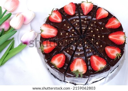 Chocolate cake Garnish with strawberries, birthday cakes, pictures for menus or dessert catalogs.