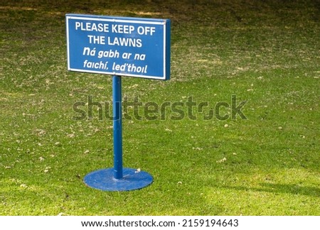 A "Please keep off the lawns" sign