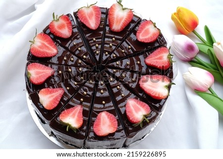 Chocolate cake Garnish with strawberries, birthday cakes, pictures for menus or dessert catalogs.