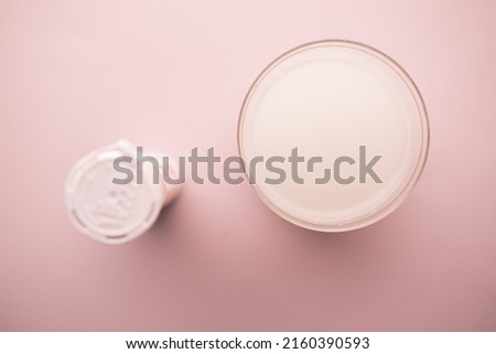 Effervescent soluble tablet pills and glass of water on table 