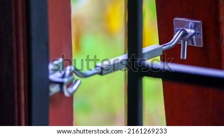 One form of accessories to close or lock windows, these accessories are widely sold in building shops.