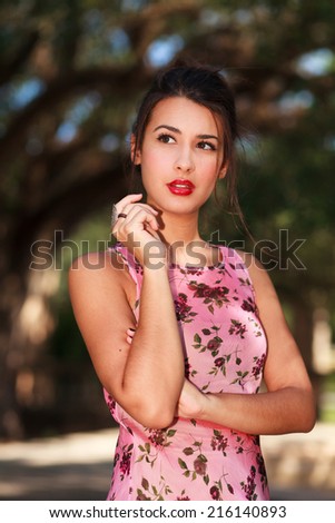 Beautiful young woman in a outdoor setting.