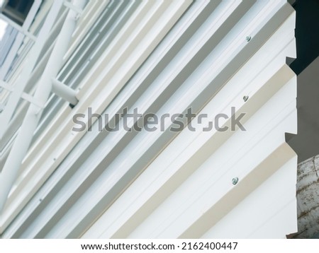 selective focus of a metal sheet wall