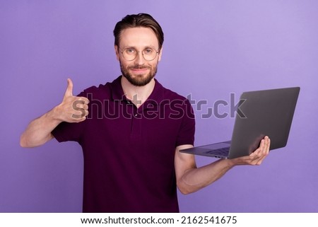 Photo of young man use laptop show figner thumb-up approve good ideal isolated over violet color background